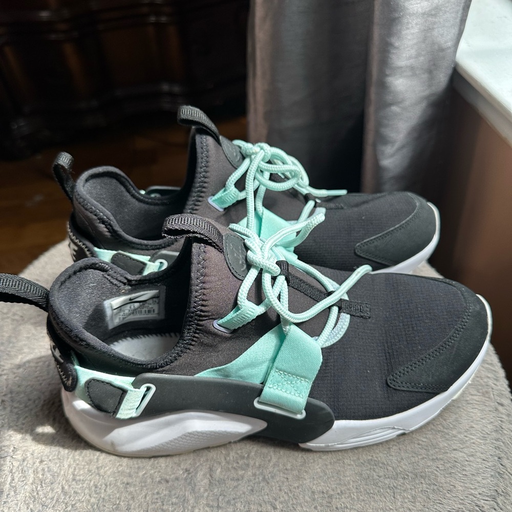 Women’s Black and Mint  Nike Sneakers Sz 9